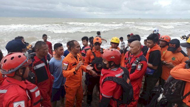 Dua bocah terseret ombal di Pantai Anging Mammiri Makassar saat berwisata 