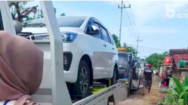 Warga Kampung Miliarder Tuban, saat viral membeli sejumlah mobil usai menerima ganti rugi. (F-INt)