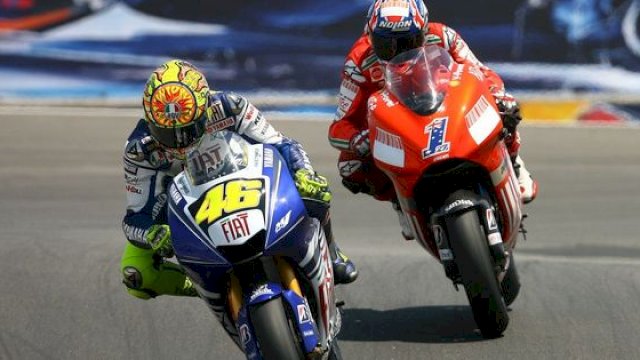 Valentino Rossi saat Berduel dengan Casey Toner. (F-Int)