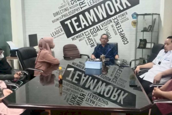 Masih Ingat Nuraini yang Mahasiswa Cantik Jadi Kuli, FKIP Unismuh Makassar Beri Motor