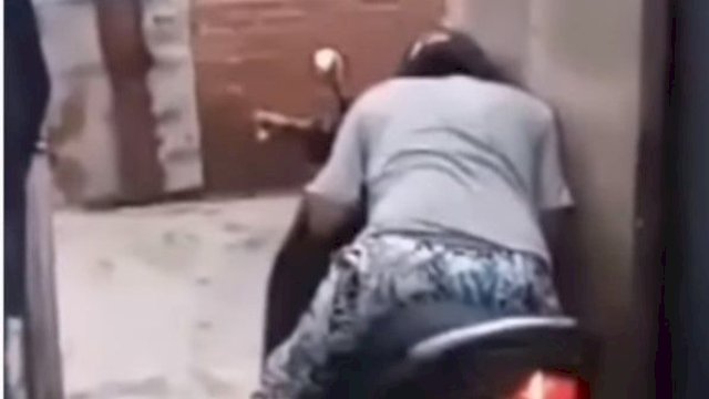 Mayat Seorang Pria di Atas Motor.(F-Int)