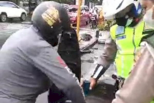 Viral Aksi Polisi di Makassar Bantu Emak-emak yang Kehabisan Bensin, Bikin Salut!