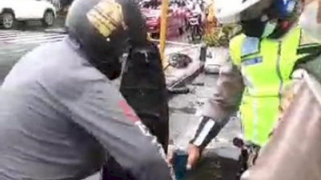 Sedang Bertugas Tangkapan Layar Anggota Polisi di Makassar Tolong Emak-emak Kehabisan BBM.