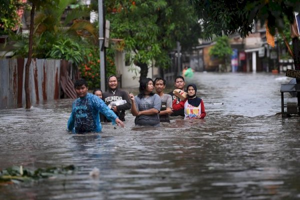 Jakarta Hujan Deras, Sejumlah Ruas Jalan Tergenang Banjir hingga 70 Cm