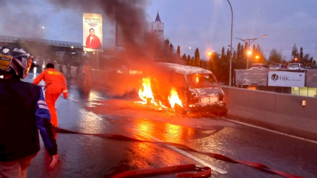 Mobil terbakar di atas jembatan Fly Over Makassar.