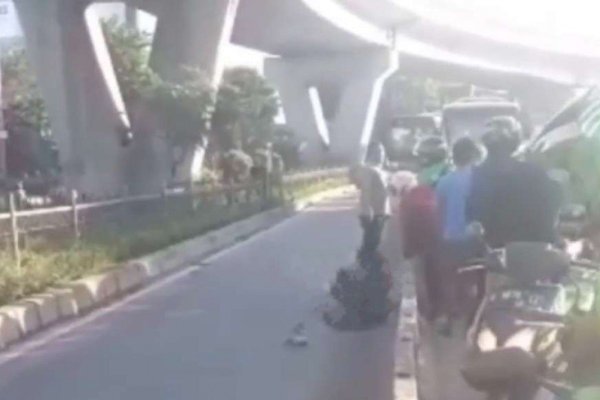 Tragis, Pengendara Motor Terlempar dari Flyover Usai Ditabrak Mobil, Alami Patah Tulang