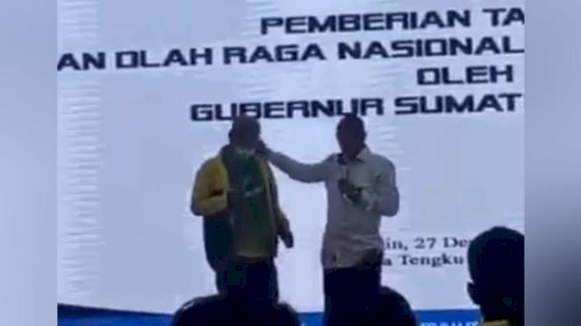 Gubernur Sumut Edy Rahmayadi, saat menjewer pelatih biliar.