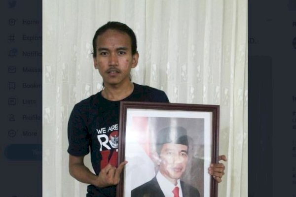 Kurang Ajar Banget, Ini Tampang Pemuda Acungkan Jari Tengah ke Foto Presiden Jokowi