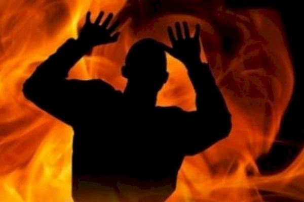 Cuek dan Asik Main Game saat Diminta Perbaiki Motor, Pria Sadis Ini Bakar Temannya Sendiri