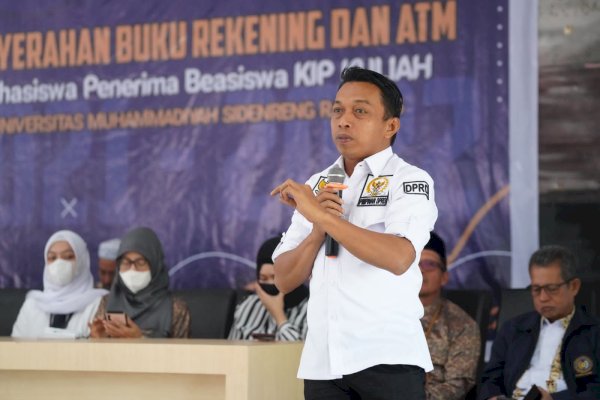 Waka DPRD Sulsel Syaharuddin Alrif Serahkan KIP untuk 323 Mahasiswa UMS Sidrap