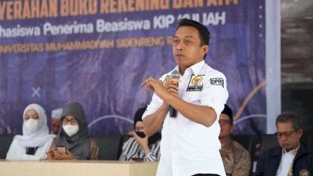 Waka DPRD Sulsel Syaharuddin Alrif Serahkan KIP untuk 323 Mahasiswa UMS Sidrap