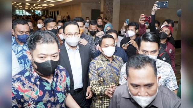 Gubernur DKI Jakarta Anies Baswedan bersama Sekretaris DPW NasDem Sulsel Syaharuddin Alrif di Makassar