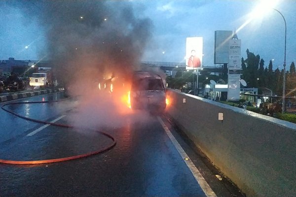 ‘Oher..Ada Api, Arrumbui Otoa Oher’ Teriak Pengendara Motor ke Sopir Mobil yang Terbakar di Jembatan Fly Over Makassar