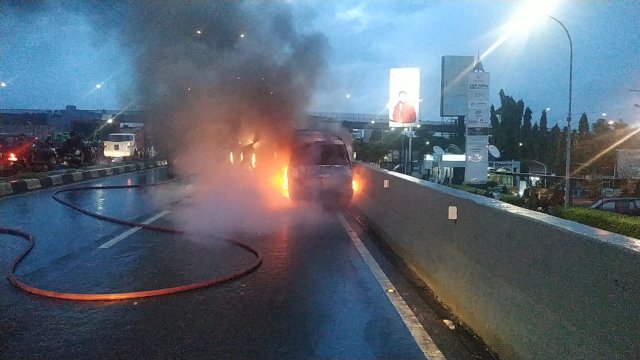 Mobil terbakar di Fly Over Makassar