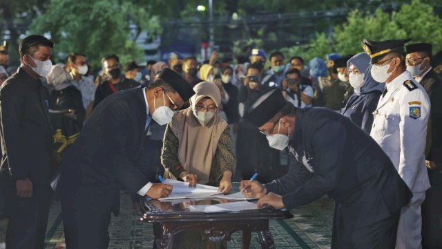 Walikota Danny, saat melakukan pelantikan pejabat di lingkup Pemkot.(F-Humas)