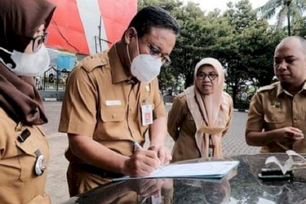 Sekretaris DPRD Makassar Terima Pengembalian Randis Eks Kasubag Protokol