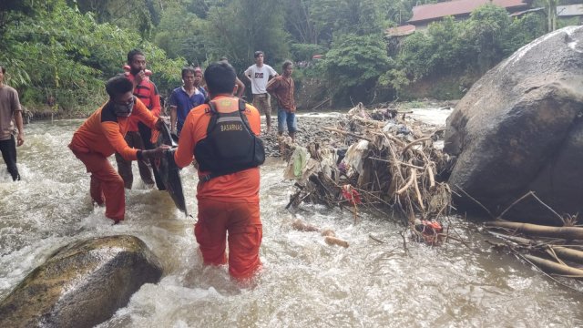Tim SAR gabungan menemukan Yokal, anak kelas 6 SD yang hanyut terbawa arus sungai Sa’dan di Buntu Buaya, Lembang Tadongkon, Kecamatan Kesu’, Toraja Utara, Minggu (2/1/2022). 
