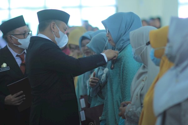 Bupati Syamsari Pasangkan Satya Lencana 32 PNS Kemenag Takalar