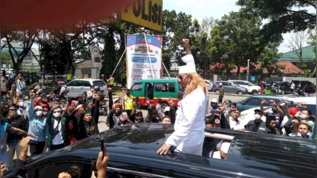 Habib Bahar Penuhi panggilan Polda Jawa Barat, terkait kasus dugaan ujaran kebencian. 