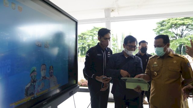 Plt Gubernur Andi Sudirman Sulaiman mengundi Gebyar Hadiah Sulsel Kebut Vaksinasi.(F-Humas)