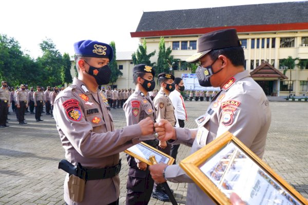 Kapolda Sulsel Beri Penghargaan Personil Polri Berprestasi