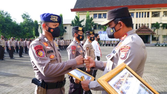 Kapolda Sulsel Irjen Pol Nana Sudjana Berikan penghargaan untuk personil berprerstasi.