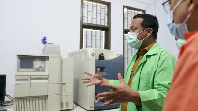 Plt Gubernur Sulsel Andi Sudirman Sulaiman, ajak Tanam Cabai Katokkon dan Jambu Biji di Pekarangan Rumah Jabatan.