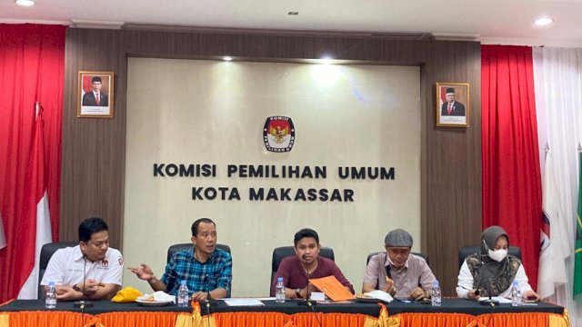 KPU Makassar saat melakukan rekapitulasi DPB.