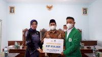 Mahasiswa-Rektor UNU Surakarta Terima Kasih ke Anggota Komisi III Eva Yuliana: Terima Kasih Beasiswanya!
