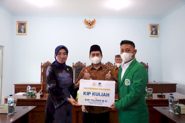 Mahasiswa-Rektor UNU Surakarta Terima Kasih ke Anggota Komisi III Eva Yuliana: Terima Kasih Beasiswanya!