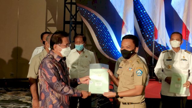 Bupati Bantaeng Terima Sertipikat Tanah Hak Pakai dari Menteri ATR BPN.