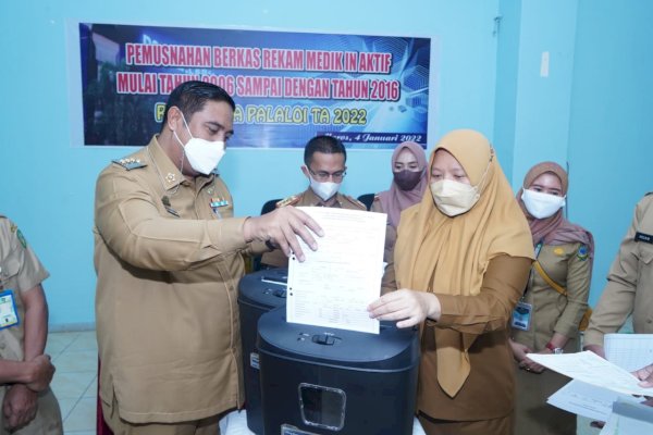 Bupati Maros Chaidir Syam Musnahkan Berkas Rekam Medik