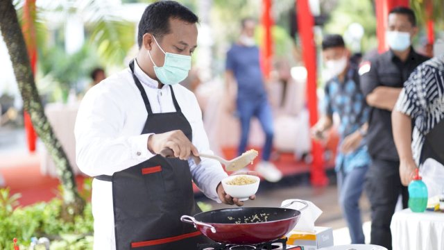 Plt Gubernur Sulsel Andi Sudirman Sulaiman, ikut lomba memasak.(F-Humas)