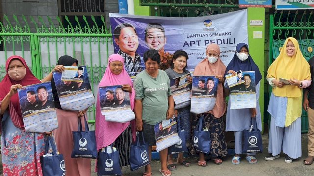 Anggota fraksi NasDem Sulsel Andre Tanta, memberi bantuan paket sembako di Kelurahan Macini Parang, Kecamatan Makassar, Jumat (07/01/2022).