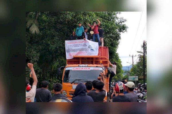 Tuntut Perbaikan, Masyarakat dan Mahasiswa Blokade Jalan Poros Pekkae-Soppeng Sulsel