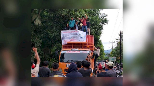 Aliansi Mahasiswa dan Masyarakat, memblokade jalan poros Pekkae-poros.