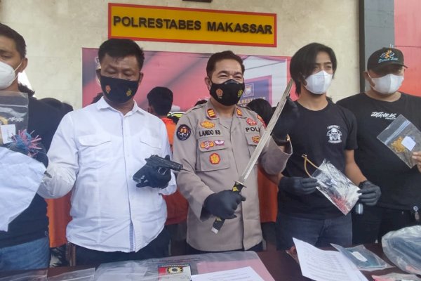 Termakan Hoax, Belasan Remaja di Makassar Membabi Buta Serang Warga dengan Parang hingga Katana