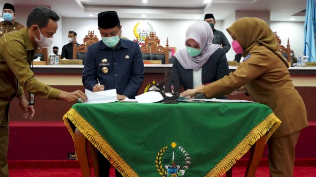 Plt Gubernur Sulsel, Andi Sudirman Sulaiman dan Ketua DPRD Sulsel, Andi Ina Kartika Sari.
