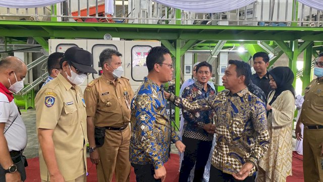 Wakil Ketua DPRD Sulawesi Selatan, Syaharuddi Alrif bersama Anggota DPR RI Hasan Basri meresmikan Pabkrik Penggilingan Padi di Kabupaten Sidereng Rappang.