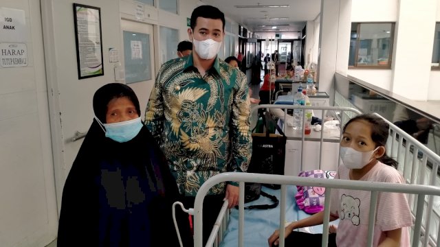 Dinas Ke Jakarta, Bupati Yusran Jenguk dan Beri Semangat Astrianty Pasien Gagal Jantung Asal Pangkep di RSCM.