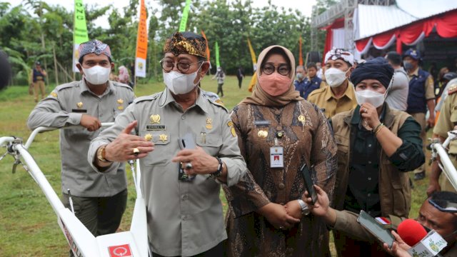 Panen di Sragen, Mentan SYL Gairahkan Produksi Hingga Ekspor Kacang Tanah.