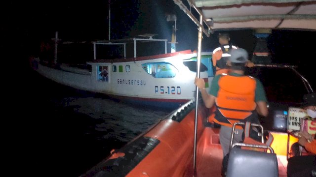 Mati Mesin di Perairan Makassar, 2 Nelayan Asal Pangkep Ditemukan Basarnas di Perairan Selayar.(F-Humas)