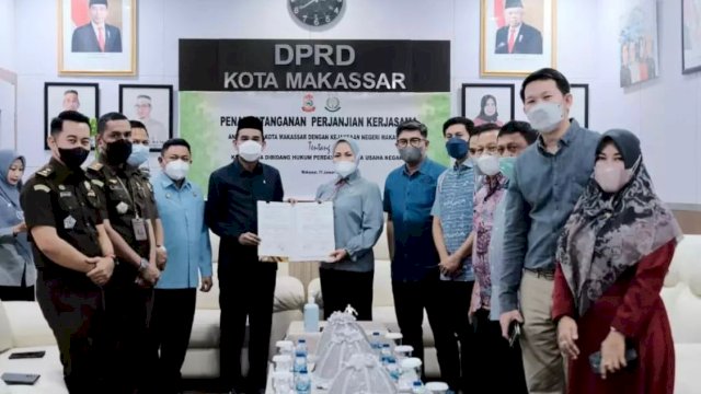 Penandatanganan MOU Kepala Kejaksaan Negeri Makassar Andi Sundari dan Ketua DPRD Makassar, Rudianto Lallo.