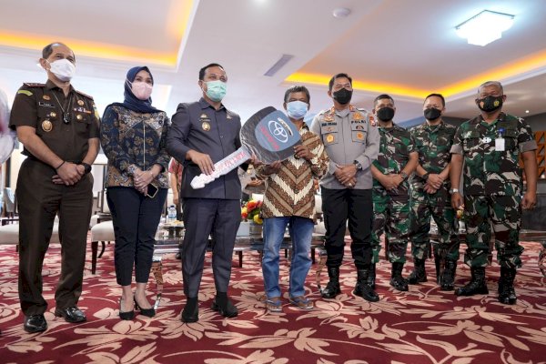 Kenakan Batik dan Sandal Jepit, Petani Toraja ini: Terima Kasih Pak Gubernur