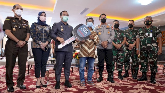 Plt Gubernur Sulsel, Andi Sudirman Sulaiman, saat penyerahan hadiah utama 1 unit mobil.(F-Humas)