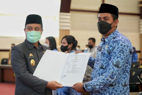 Serahkan Petikan SK PNS 2019, Plt Gubernur Ingatkan Integritas hingga Berbakti Kepada Orang Tua