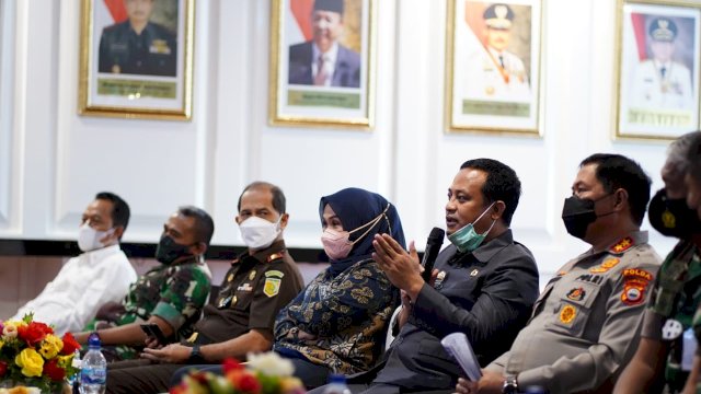 Plt Gubernur Sulsel Andi Sudirman Sulaiman, melakukan Rapat Koordinasi dalam rangka penanganan covid-19.(F-Humas)