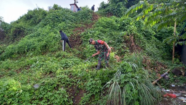 Koramil 1421 - 06 Segeri Mandalle Bersihkan Patung Bersejarah.(F-Humas)
