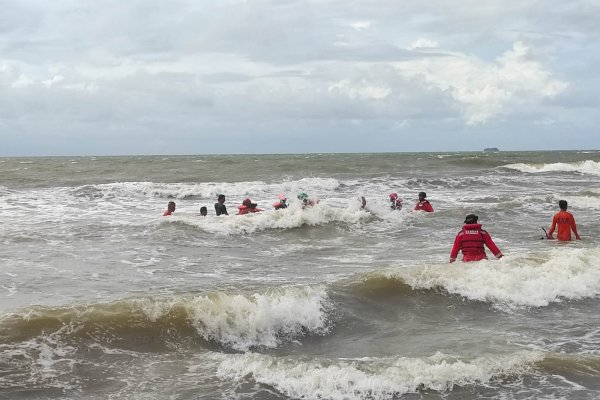 Kodong! 2 Bocah Hilang Terseret Ombak di Pantai Anging Mammiri Makassar Belum Ditemukan hingga Malam