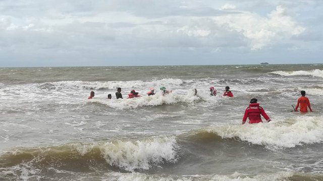 Bocah Hilang di Pantai Anging Mammiri Makassar Belum Ditemukan Hingga Malam, Tim SAR Hentikan Sementara Pencarian.